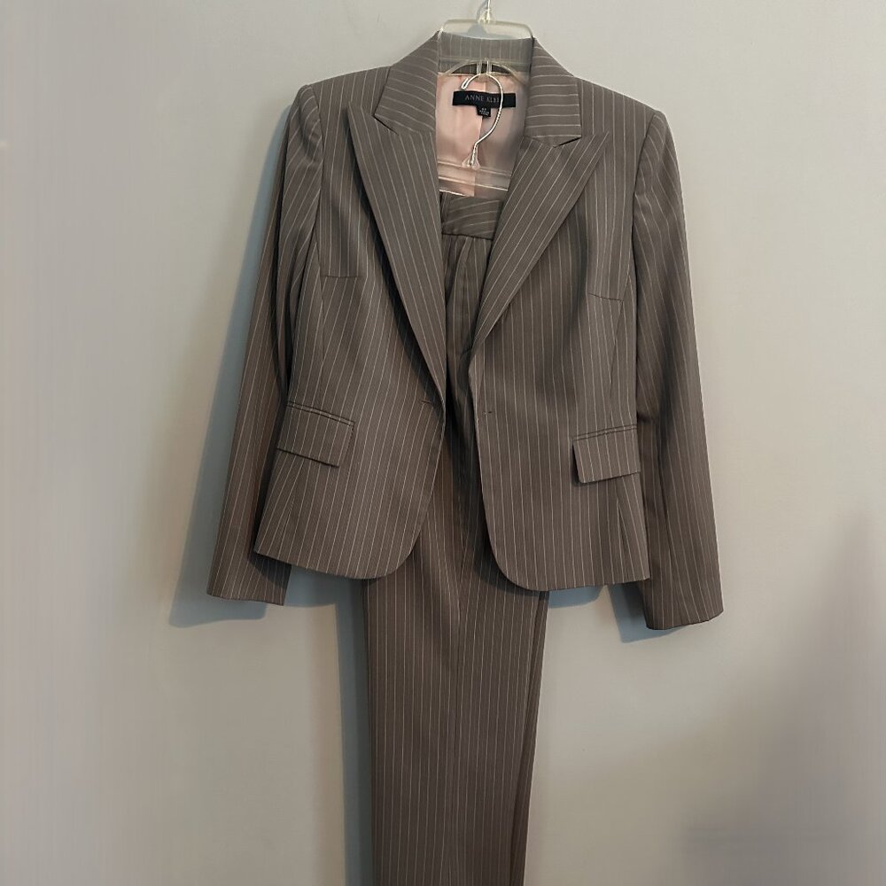 Anne Klein Pant Suit Lightweight Wool Blend In Light Gray Pinstripe Size 4P